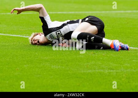 Newcastle United's Anthony Gordon goes down injured during the Premier League match at St James' Park, Newcastle. Picture date: Saturday August 17, 2024. Stock Photo