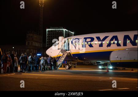 Passengers boarding a Ryanair flight at Tallinn Airport at night, Estonia Stock Photo