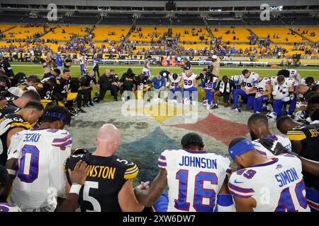 Pittsburgh, Pennsylvania, USA. 17th Aug, 2024. August 17, 2024: prayer circle during the Pittsburgh Steelers vs Buffalo Bills at Acrisure Stadium in Pittsburgh PA. Brook Ward/AMG (Credit Image: © AMG/AMG via ZUMA Press Wire) EDITORIAL USAGE ONLY! Not for Commercial USAGE! Stock Photo