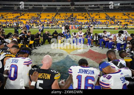 Pittsburgh, Pennsylvania, USA. 17th Aug, 2024. August 17, 2024: prayer circle during the Pittsburgh Steelers vs Buffalo Bills at Acrisure Stadium in Pittsburgh PA. Brook Ward/AMG (Credit Image: © AMG/AMG via ZUMA Press Wire) EDITORIAL USAGE ONLY! Not for Commercial USAGE! Stock Photo