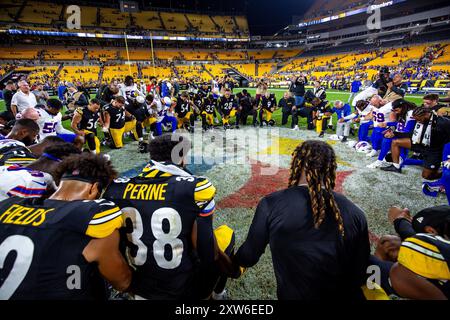 Pittsburgh, Pennsylvania, USA. 17th Aug, 2024. Pittsburgh Steelers and Buffalo Bills players kneel for a prayer after the NFL football game between the Pittsburgh Steelers and the Buffalo Bills in Pittsburgh, Pennsylvania. (Credit Image: © Brent Gudenschwager/ZUMA Press Wire) EDITORIAL USAGE ONLY! Not for Commercial USAGE! Stock Photo