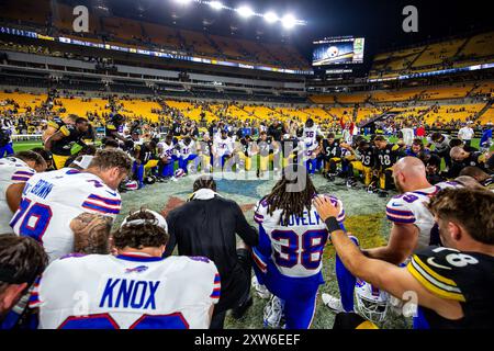 Pittsburgh, Pennsylvania, USA. 17th Aug, 2024. Pittsburgh Steelers and Buffalo Bills players kneel for a prayer after the NFL football game between the Pittsburgh Steelers and the Buffalo Bills in Pittsburgh, Pennsylvania. (Credit Image: © Brent Gudenschwager/ZUMA Press Wire) EDITORIAL USAGE ONLY! Not for Commercial USAGE! Stock Photo