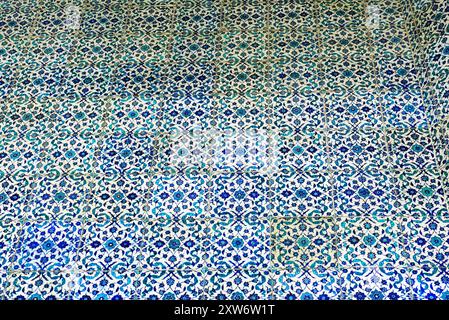 Ceramic tiles on the wall of the Baghdad Pavilion built by Sultan Murad IV in the Fourth Courtyard of Topkapi Palace (Istanbul, Turkey). Ottoman art Stock Photo