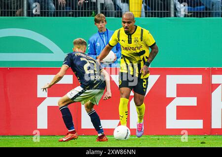 Corvin Bock (1. FC Phoenix Luebeck, #27), Donyell Malen (Borussia Dortmund, #21)  GER, 1. FC Phoenix Luebeck vs. Borussia Dortmund, Fussball, DFB-Pokal, Runde 1, Saison 2024/2025, 17.08.2024  Foto: Eibner-Pressefoto/Marcel von Fehrn Stock Photo