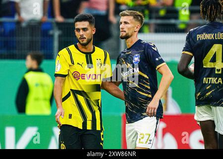 Yan Couto (Borussia Dortmund, #02) und Corvin Bock (1. FC Phoenix Luebeck, #27) nach Spielende  GER, 1. FC Phoenix Luebeck vs. Borussia Dortmund, Fussball, DFB-Pokal, Runde 1, Saison 2024/2025, 17.08.2024  Foto: Eibner-Pressefoto/Marcel von Fehrn Stock Photo