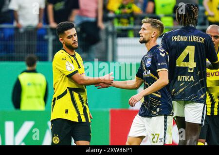 Yan Couto (Borussia Dortmund, #02) und Corvin Bock (1. FC Phoenix Luebeck, #27) nach Spielende  GER, 1. FC Phoenix Luebeck vs. Borussia Dortmund, Fussball, DFB-Pokal, Runde 1, Saison 2024/2025, 17.08.2024  Foto: Eibner-Pressefoto/Marcel von Fehrn Stock Photo