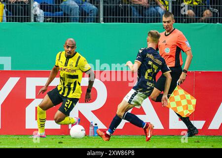 Donyell Malen (Borussia Dortmund, #21), Corvin Bock (1. FC Phoenix Luebeck, #27)  GER, 1. FC Phoenix Luebeck vs. Borussia Dortmund, Fussball, DFB-Pokal, Runde 1, Saison 2024/2025, 17.08.2024  Foto: Eibner-Pressefoto/Marcel von Fehrn Stock Photo