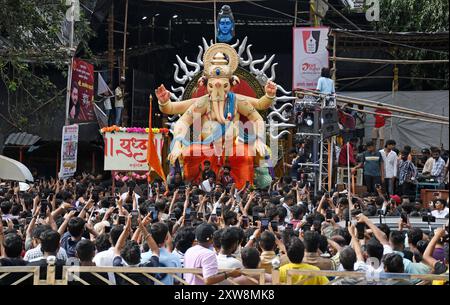 Mumbai, India. 18th Aug, 2024. Idol of elephant-headed Hindu god Ganesh is carried from workshop to pandal (temporary shelter) ahead of Ganesh Chaturthi festival in Mumbai. (Photo by Ashish Vaishnav/SOPA Images/Sipa USA) Credit: Sipa USA/Alamy Live News Stock Photo