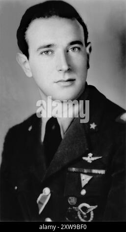 1939 c,  ITALY  : The italian aviator LUIGI GORRINI ( 1917 - 2014 ), celebrated  WWII Fighter Pilot . He was one of the last great aviation aces of the Regia Aeronautica, awarded the Gold Medal for military valor while alive . During World War II he was credited with 19 planes shot down, 15 with the Regia Aeronautica and 4 with the Fascist National Republican Air Force . Unknown photographer . - HISTORY - FOTO STORICHE - VOLO - FLY - AVIATORE - AVIAZIONE - PILOTA AERONAUTICO . military uniform - uniforme divisa militare - CACCIA BOMBARDIERE - SECONDA GUERRA MONDIALE - WW2 - FASCISMO - FASCISTA Stock Photo