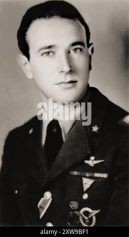 1939 c,  ITALY  : The italian aviator LUIGI GORRINI ( 1917 - 2014 ), celebrated  WWII Fighter Pilot . He was one of the last great aviation aces of the Regia Aeronautica, awarded the Gold Medal for military valor while alive . During World War II he was credited with 19 planes shot down, 15 with the Regia Aeronautica and 4 with the Fascist National Republican Air Force . Unknown photographer . - HISTORY - FOTO STORICHE - VOLO - FLY - AVIATORE - AVIAZIONE - PILOTA AERONAUTICO . military uniform - uniforme divisa militare - CACCIA BOMBARDIERE - SECONDA GUERRA MONDIALE - WW2 - FASCISMO - FASCISTA Stock Photo