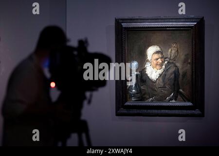 Frans Hals - Ausstellung Berlin DEU, Deutschland, Germany, Berlin, 11.07.2024 Bild Malle Babbe in der Ausstellung Frans Hals Meister des Augenblicks in der Gemaeldegalerie am Kulturforum in Berlin Deutschland . Die Sonderausstellung laeuft vom 12.07.2024 bis 03.11.2024 . Der Portraetmaler Frans Hals zaehlt neben Rembrandt und Vermeer zu den herausragenden niederlaendischen Malern des 17. Jahrhunderts. Neben ausdrucksstarken Bildnissen der Haarlemer Elite malte er als erster Kuenstler Hollands auch soziale Außenseiter als Individuen im Portraetformat. en: Painting Malle Babbe in the exhibition Stock Photo