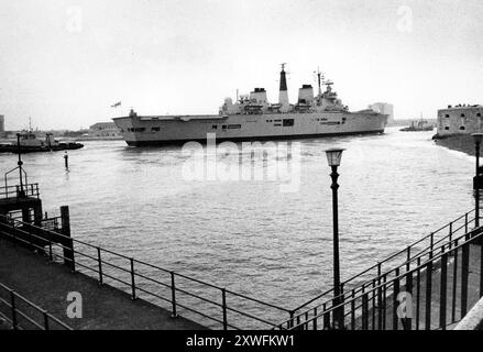 ROYAL NAVY AIRCRAFT CARRIER HMS ILLUSTRIOUS LIMPS INTO PORTSMOUTH AFTER A FIRE ON BOARD .1986 PIC MIKE WALKER 1986 Stock Photo