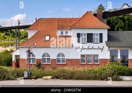19.08.2024 Blick auf den Hafenbahnhof in Sassnitz auf der Insel Rügen in Mecklenburg-Vorpommern Heute ist der Stadthafen eine Mischung aus Fischerei- und Tourismushafen und hat sich zu dem kulturellen Zentrum der Hafenstadt entwickelt. Das Areal gehörte früher zu DDR-Zeiten zum Grenzgebiet. Sassnitz Königsstuhl Meckelnburg-Vorpommern Deutschland *** 19 08 2024 View of the harbor station in Sassnitz on the island of Rügen in Mecklenburg-Vorpommern Today, the city harbor is a mixture of fishing and tourist port and has developed into the cultural center of the port city The area used to belong t Stock Photo