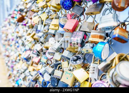 Cincinnati, Ohio, July 30, 2022: Traditional engagement locks on the Purple People Bridge in Cincinnati, Ohio Stock Photo
