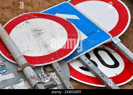 02.07.2024, Hamburg, Verkehrsschilder liegen Wild übereinander im Sand einer Baustelle. Hamburg Deutschland *** 02 07 2024, Hamburg, Traffic signs lying wildly on top of each other in the sand of a construction site Hamburg Germany Stock Photo