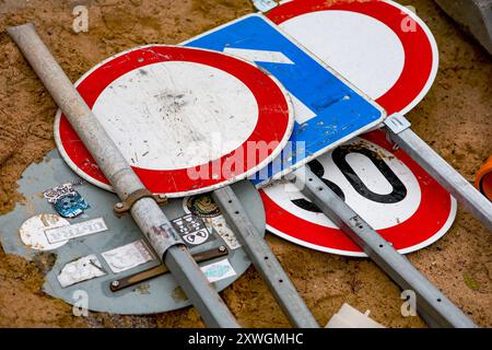 02.07.2024, Hamburg, Verkehrsschilder liegen Wild übereinander im Sand einer Baustelle. Hamburg Deutschland *** 02 07 2024, Hamburg, Traffic signs lying wildly on top of each other in the sand of a construction site Hamburg Germany Stock Photo