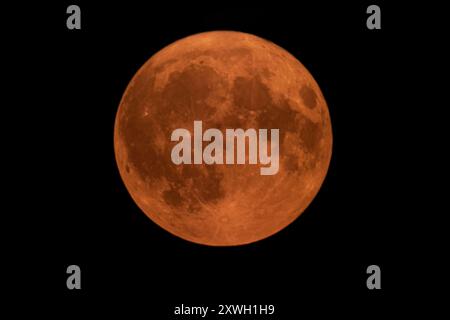 Zeeheldenkwartie, The Hague, The Netherlands. Monday 19th August 2024. Blue Moon over The Hague and the 1st of 2024. The Hague, The Netherland. Monday 19th August 2024. A Blue Moon over The Hague. A blue Moon as a rule is not generally blue and the name does not refer to the colour of the Moon. The appearance of a so-called Blue Moon can be grey, yellow, white, orange or reddish. The colour depends on the light that the moon reflects when passing through our atmosphere as it travels towards us on the Earth. - the perigee. This full moon is also referred to as a ‘supermoon ‘this is when the mo Stock Photo