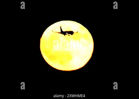 Los Angeles Super Moon Stock Photo - Alamy