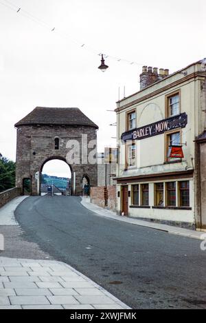 Monnow Bridge medieval gatehouse and the Barley Mow public house, Monmouth, Monmouthshire, Wales, UK late 1950s Stock Photo