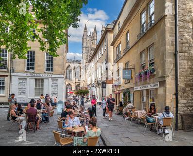 The Bath Bun cafe on Abbey Green with Bath Abbey in the background, Bath, Somerset, England, UK Stock Photo