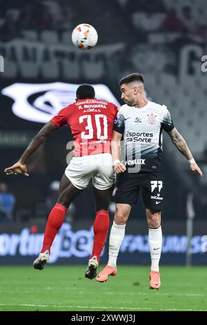 SÃO PAULO, SP - 20.08.2024: CORINTHIANS X RED BULL BRAGANTINO - Henry Mosquera, a Bragantino player, and Igor Coronado, a Corinthians player, fight for the ball during the match between Corinthians x Red Bull Bragantino, valid for the round of 16 of the 2024 Copa Sul Americana, this Tuesday, (20) at Neo Química Arena, SP. (Photo: Roberto Casimiro/Fotoarena) Stock Photo