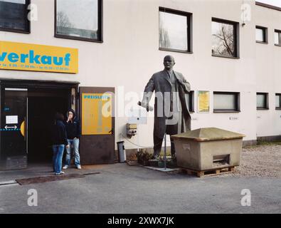 A bronze Lenin statue stands outside the moving company Zapf in Berlin. Originally accepted as security for a loan by entrepreneur Klaus Zapf, the statue remains in the yard after the loan defaulted. Berlin, 2005. Stock Photo