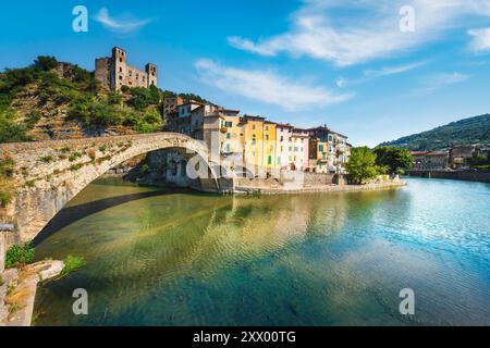 Old Bridge and castle in Dolceacqua. The medieval bridge was painted by Claude Monet, Doria Castle in the background. Riviera di Ponente, Province of Stock Photo