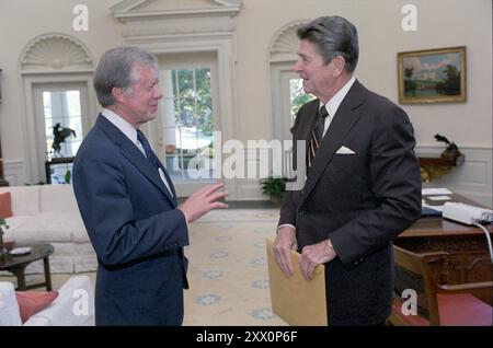 President Reagan meeting President Jimmy Carter in oval office. October 13, 1981 Stock Photo