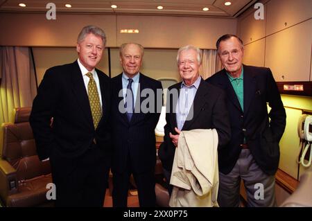 President Clinton and former Presidents Gerald Ford, Jimmy Carter, and George H. W. Bush abord Air Force One, traveling to Amman, Jordan, to attend King Hussein's funeral. February 7, 1999. Stock Photo