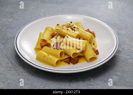 rigatoni alla carbonara, Roman pasta dish Stock Photo