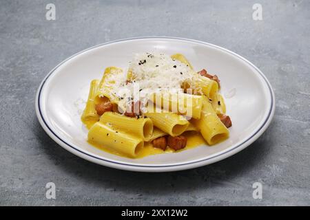 rigatoni alla carbonara, Roman pasta dish Stock Photo