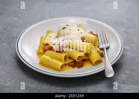 rigatoni alla carbonara, Roman pasta dish Stock Photo