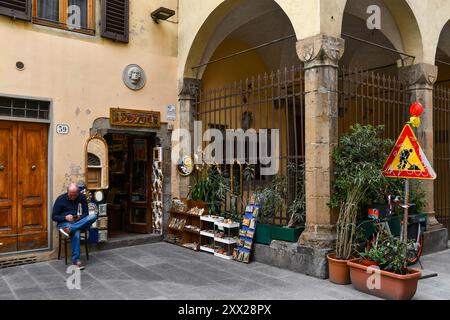 Exterior of a Florentine workshop next to the medieval porch of the church of San Jacopo, in Via Faenza, Florence, Tuscany, Italy Stock Photo