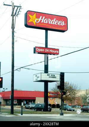 非売品　X0013 【ハイウェイロードサイン】Hardee's ハーディーズ　大 Hardees Restaurant Sign USA Stock Photo - Alamy