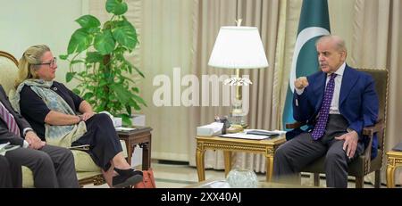 Islamabad, Pakistan. 22nd Aug, 2024. Svenja Schulze (SPD), Federal Minister for Economic Cooperation and Development, meets the Pakistani Prime Minister, Shehbaz Sharif. Islamabad, 22.08.2024. Handout from the PM Office Credit: dpa/Alamy Live News Stock Photo