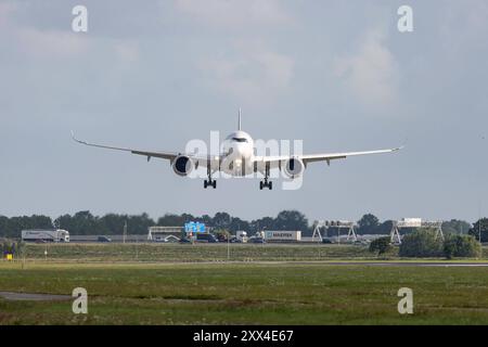 Ein Flugzeug der Fluggesellschaft Finnair, Airbus A350-941, Kennung OH-LWK im Landeanflug auf den Flughafen Amsterdam Schiphol Flughafen Amsterdam Schiphol am 21.08.2024 in Amsterdam/Niederlande. *** An aircraft of the airline Finnair, Airbus A350 941, registration OH LWK approaching Amsterdam Schiphol Airport Amsterdam Schiphol Airport on 21 08 2024 in Amsterdam Netherlands Stock Photo