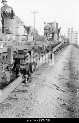 Actual 21-1949: Vestfold becomes broad gauge- The rail-laying train. Nine and nine rails are hooked together on each side. The rails are then pulled off the train and are ready to be bolted to the sleepers.  Photo; Sverre A. Børretzen / Aktuell / NTB   ***PHOTO NOT IMAGE PROCESSED***     This image text is auto translated Stock Photo