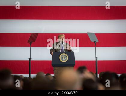 President Donald J. Trump addresses service members during a Troop Talk, Nov. 5, 2017, at Yokota Air Base, Japan. During his talk, Trump highlighted the importance of the U.S. – Japan alliance in the Indo-Asia Pacific region. U.S. Air Force photo by Airman 1st Class Juan Torres) Stock Photo