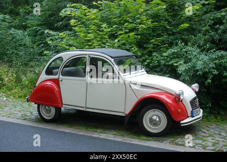 03.07.2013 2CV/ Ente Deutschland/ Niedersachsen/ Rotenburg Wümme/ am Bahnhof/ auf einem Parkplatz im Grünen abgestellter Citroen 2 CV/ Ente *** 03 07 2013 2CV Ente Germany Lower Saxony Rotenburg Wümme Citroen 2 CV Ente parked at the train station in a parking lot in the countryside Stock Photo