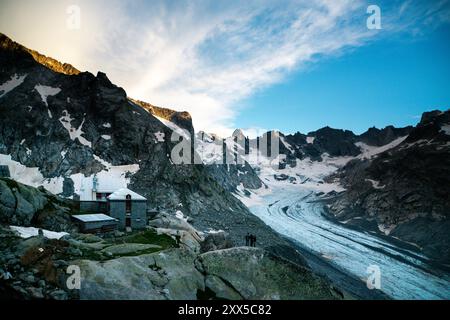 Forno Hütte am Ghiacciaio del Forno Gletscher Stock Photo