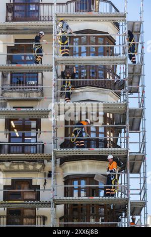 Several construction workers on scaffolding at a house in Tarragona, Spain, Europe Stock Photo