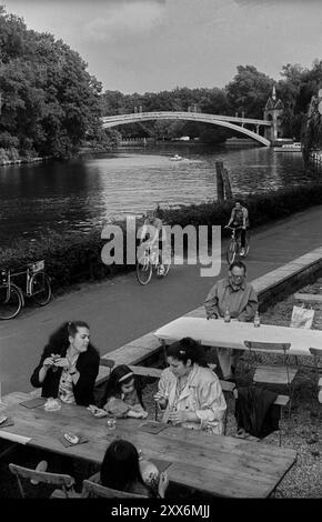 Germany, Berlin, 27 June 1991, garden pub, Zenner-Garten in Treptower Park, background: bridge to the Island of Youth, Europe Stock Photo