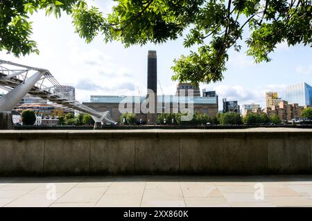 Millenium Bridge, London, UK. 23rd Aug 2024. UK Weather: a sunny and windy day in London. Credit: Matthew Chattle/Alamy Live News Stock Photo