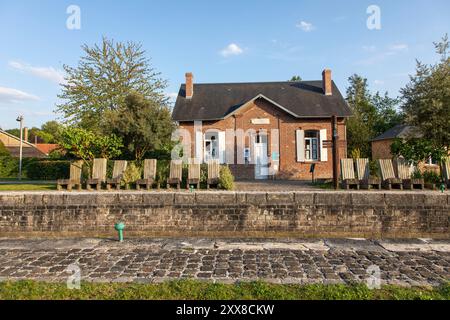 France, Somme, Valley of the Somme, Long, the banks of the Somme along the river, old lock keeper's house transformed into a tourist information office Stock Photo