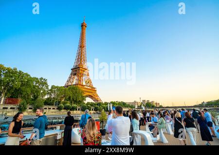 France, Paris, festive dinner on a cruise ship on the Seine for July 14 with a view of the Eiffel Tower Stock Photo