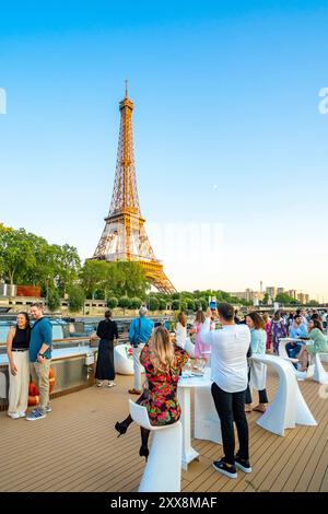 France, Paris, festive dinner on a cruise ship on the Seine for July 14 with a view of the Eiffel Tower Stock Photo