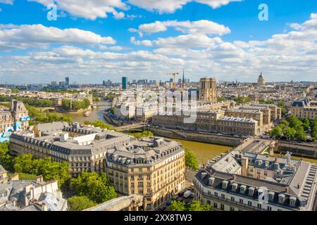 France, Paris, Chatelet district, the banks of the Seine listed by UNESCO, the Saint Louis island, the Hôtel Dieu Hospital and the Notre Dame de Paris cathedral from the top of the Saint Tour Jacques Stock Photo