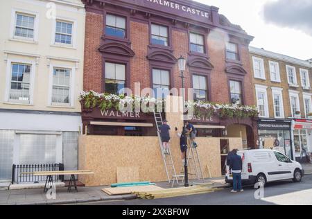 London, UK. 23rd Aug, 2024. Workers board up a pub ahead of the Notting Hill Carnival, which takes place on 25th and 26th August. (Credit Image: © Vuk Valcic/SOPA Images via ZUMA Press Wire) EDITORIAL USAGE ONLY! Not for Commercial USAGE! Credit: ZUMA Press, Inc./Alamy Live News Stock Photo