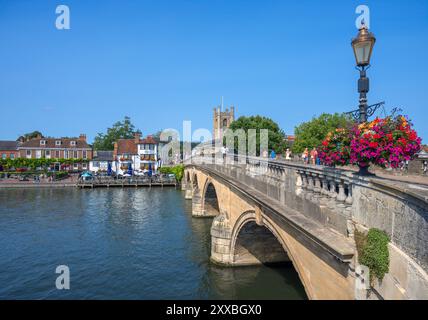 The River Thames and Henley Bridge looking towards the Angel pub, Henley-on-Thames, Oxfordshire, England, UK Stock Photo