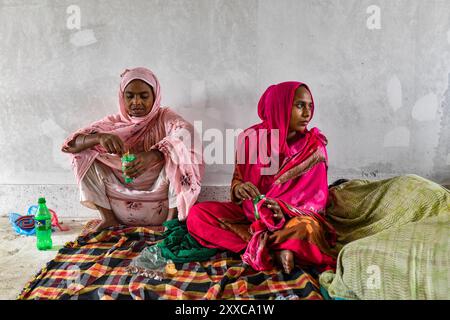 Dhaka, Bangladesh. 23rd Aug, 2024. Flood-affected people take temporary shelter at an under construction building in the Mohipal, area of Feni district in Chittagong division, Bangladesh, on August 23, 2024. At least 13 people are killed; a total of 43 upazilas in several districts are affected by the flash floods, and about 189,663 families are marooned. (Photo by /Sipa USA) Credit: Sipa USA/Alamy Live News Stock Photo